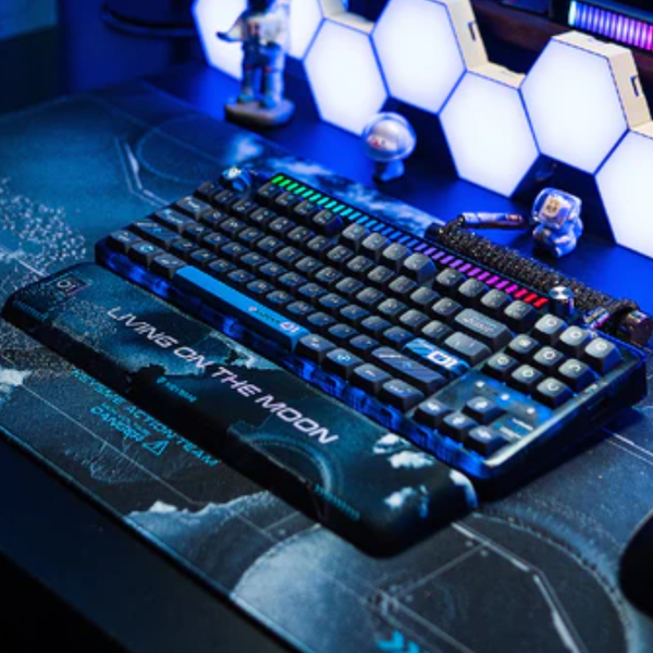 KEYSME LUNAR 01 – Mechanical Keyboard with Sound-Reactive RGB Lighting